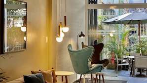 Een moderne woonkamer met een bank, stoelen en een eethoek.