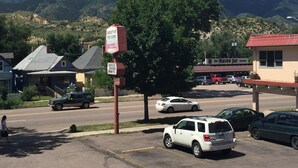 Un motel con un letrero que dice 'Garden of the Gods Motel' y 'Hospitalidad para Negocios'.