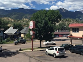 Un motel con un letrero que dice 'Garden of the Gods Motel' y 'Hospitalidad para Negocios'.