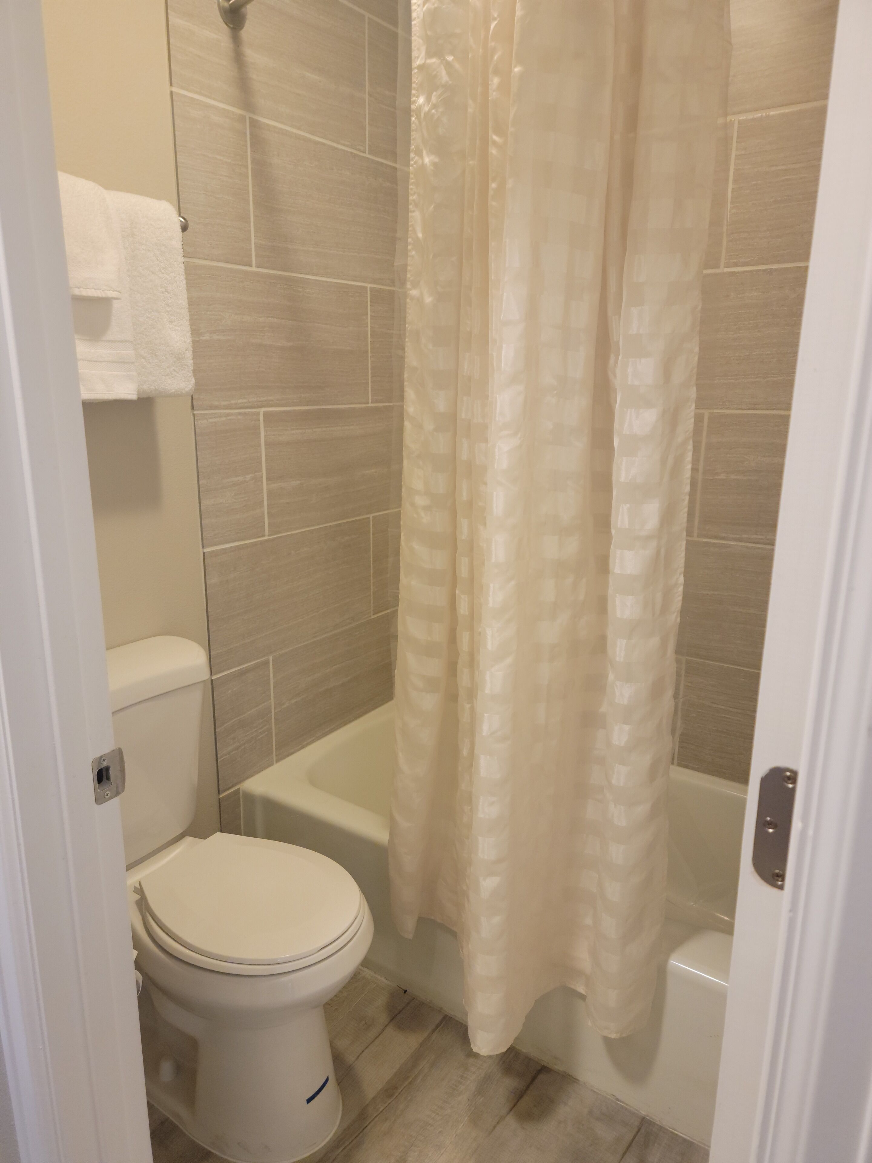 Ein Badezimmer mit Toilette, Badewanne und Duschvorhang.