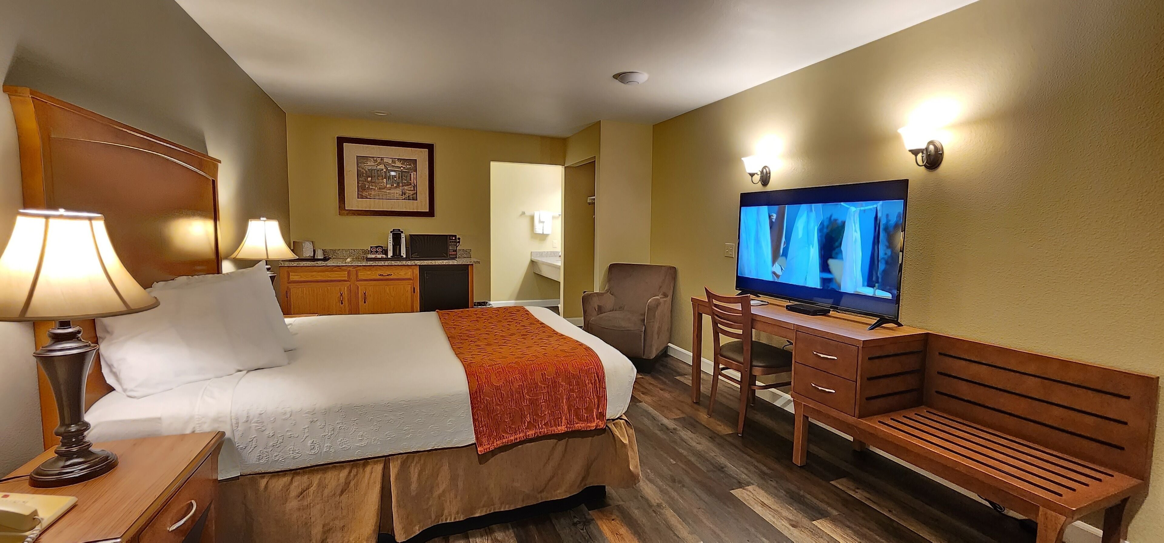 1 bedroom, premium bedding, desk, bed sheets