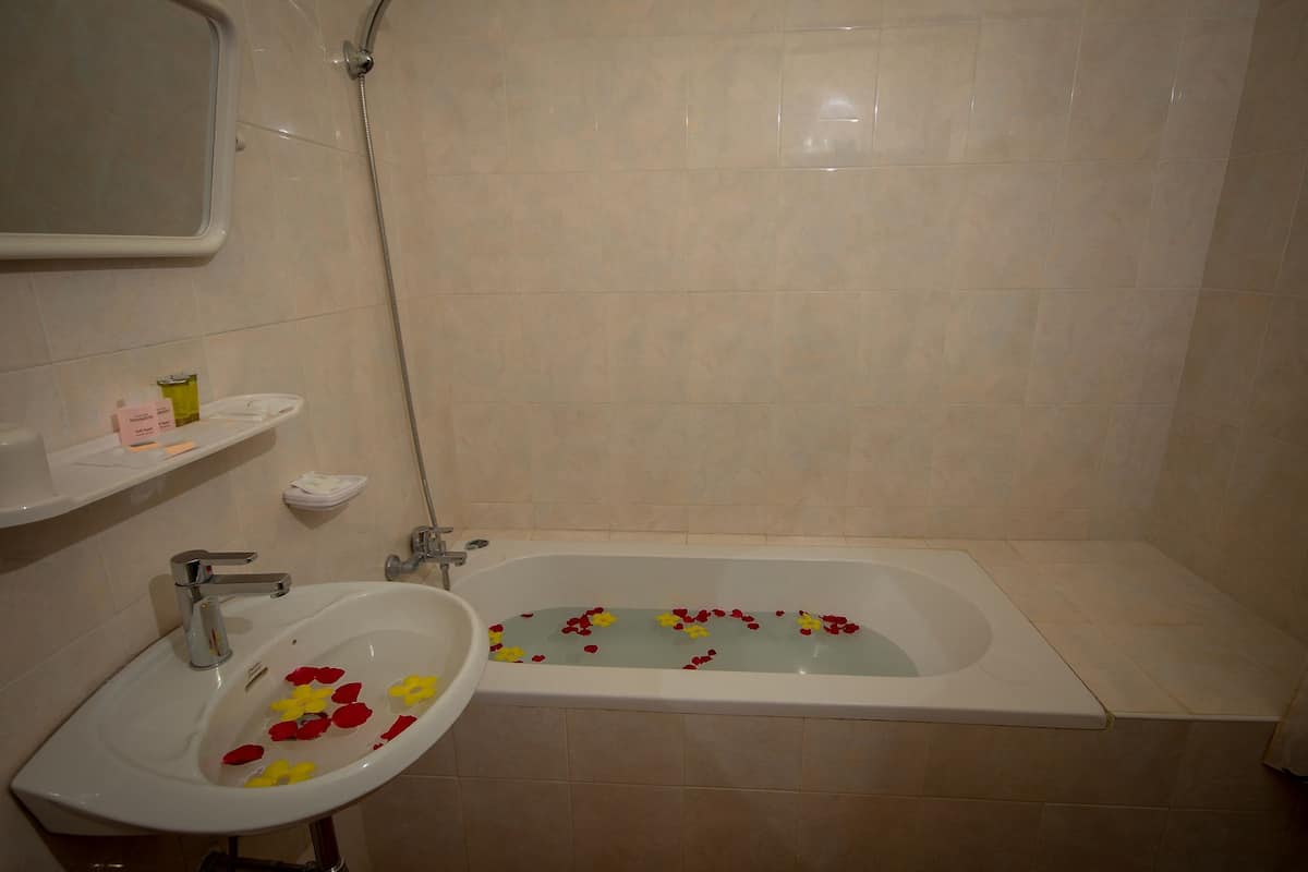 combined shower/bathtub, deep-soaking bathtub, free toiletries