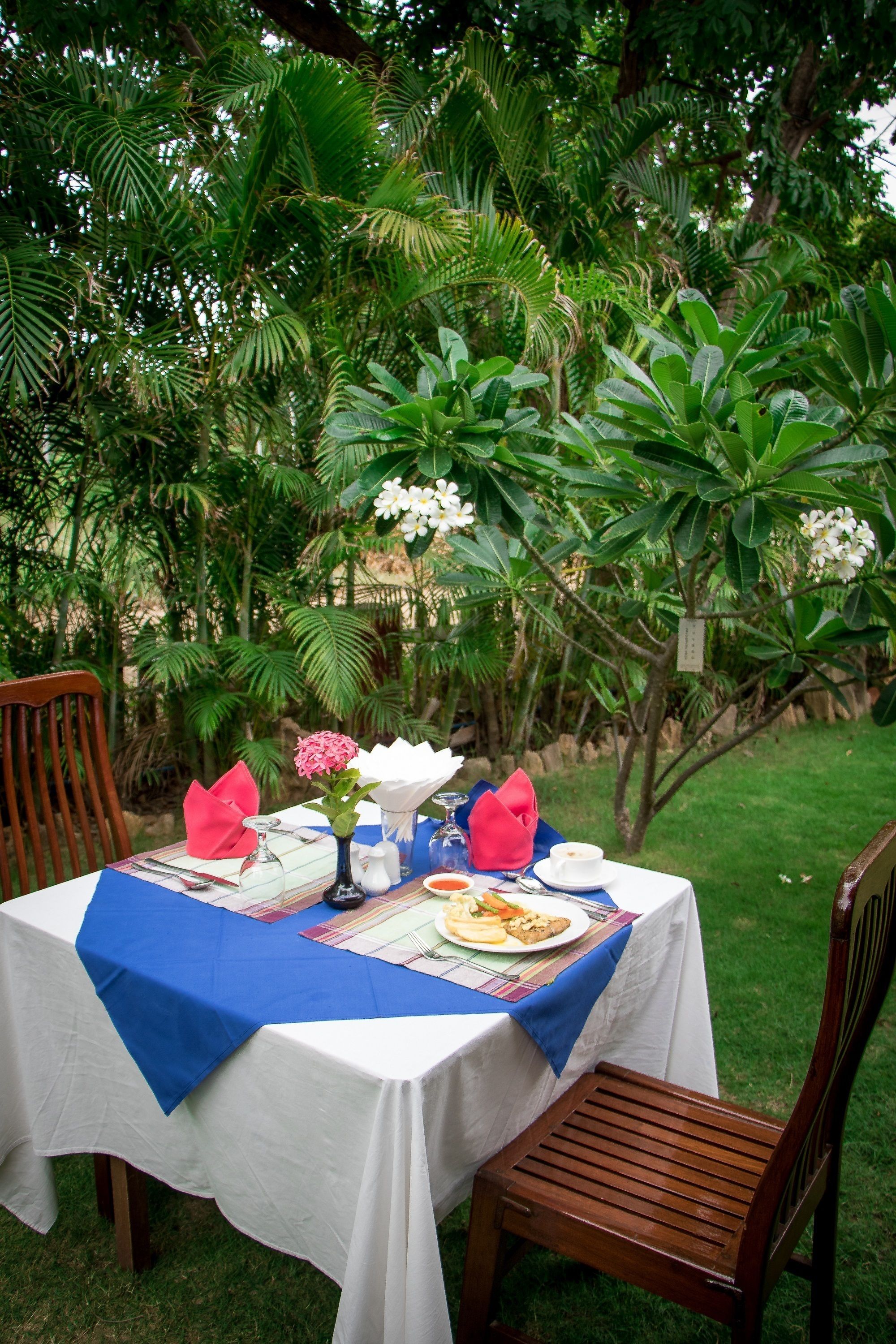 breakfast, lunch, dinner served; international cuisine