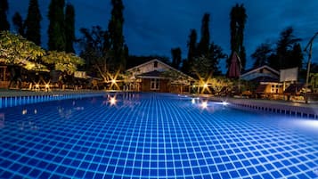 Piscine extérieure, chaises longues