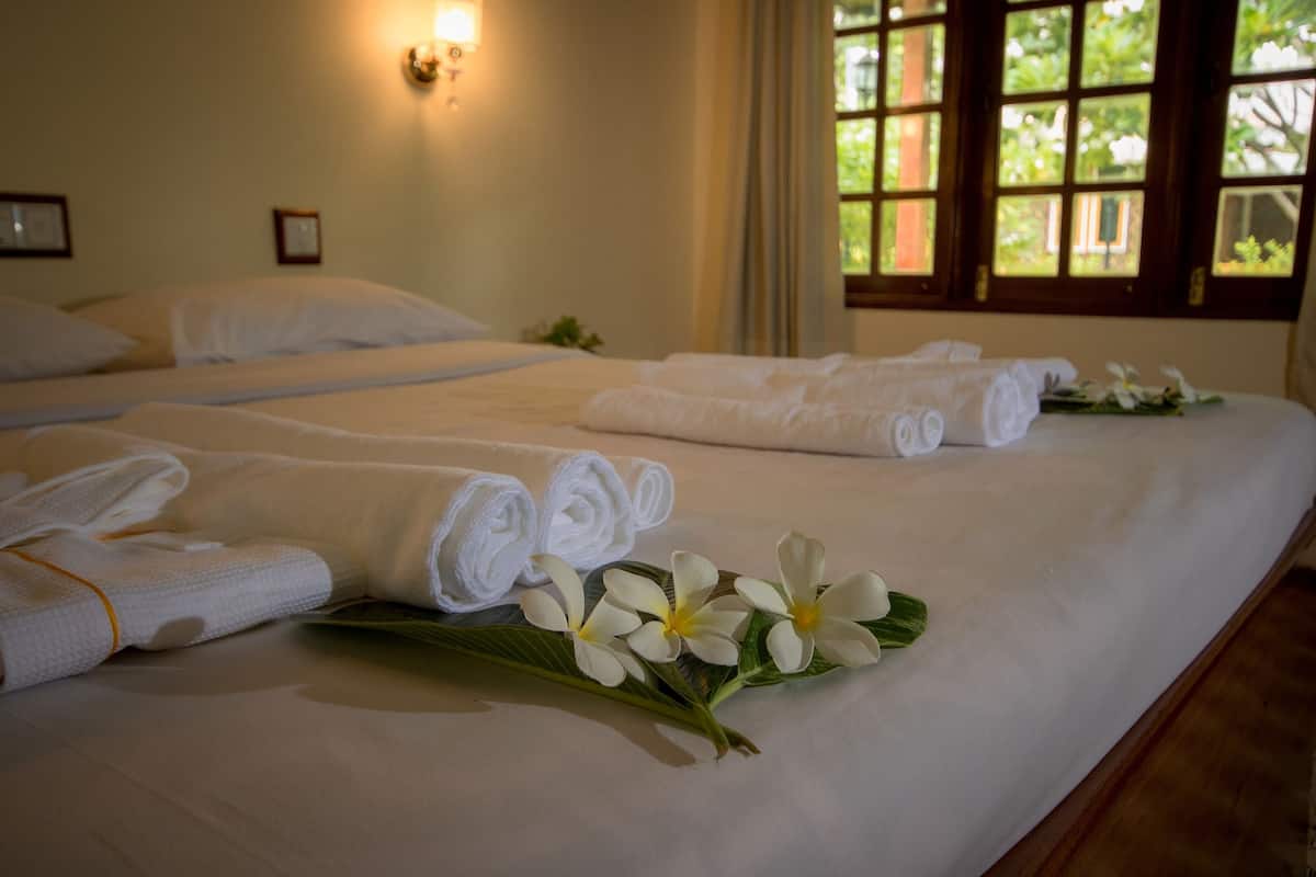 deluxe twin room | minibar, in-room safe, desk, blackout curtains