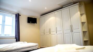 Chambre Standard Double ou avec lits jumeaux, salle de bains commune | Piscine