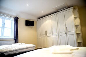 Habitación estándar con 1 cama matrimonial o 2 individuales, baño compartido | Alberca