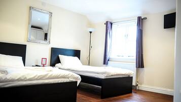 Chambre Standard Double ou avec lits jumeaux, salle de bains commune