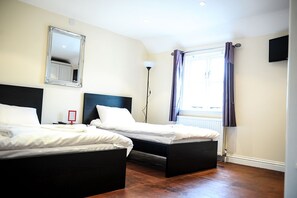 Chambre Standard Double ou avec lits jumeaux, salle de bains commune