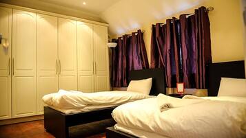 Chambre Standard avec lits jumeaux, salle de bains commune | Vue de la chambre