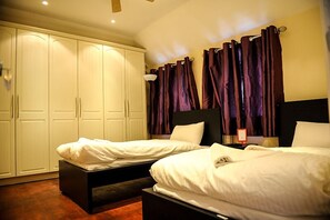 Habitación estándar con 2 camas individuales, baño compartido | Vista desde la habitación