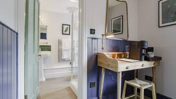 Classic Double Room, 1 Queen Bed | Desk, iron/ironing board, free WiFi, bed sheets