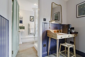 经典双人房, 1 张大床 | 办公桌、熨斗/熨衣板、免费 WiFi、床单