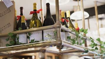 Una estantería para vinos con botellas etiquetadas como "BEL & THE DRAGON" y "Bourgeois Blanc" de 2017.