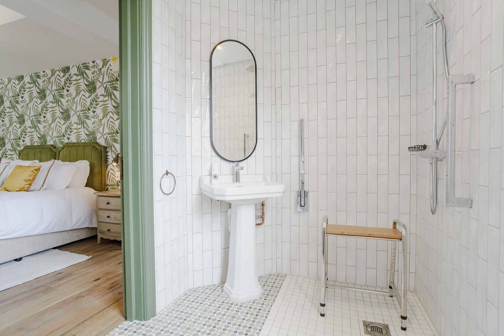 Superior Double Room, 1 Bedroom, Accessible | Bathroom | Combined shower/bathtub, free toiletries, hair dryer, towels