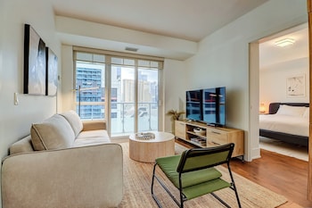 Life Suites Loft - CN Tower