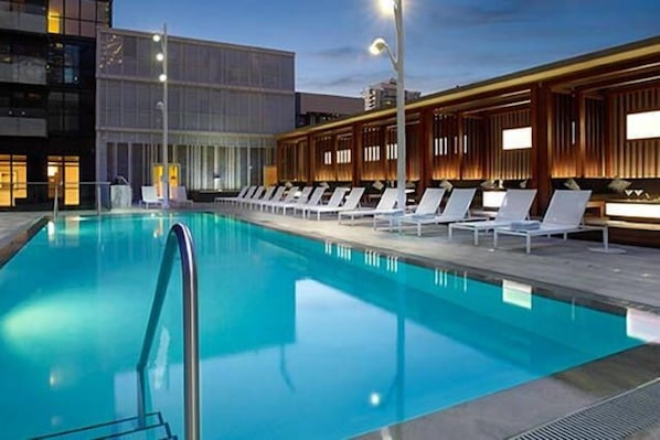 Piscine extérieure en saison