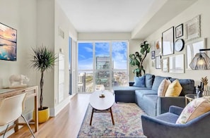 Condo premium, 2 quartos, 2 banheiros | Área de estar | TV de tela plana