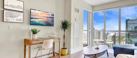 Apartamento Premium, 2 habitaciones, 2 baños | Zona de estar | Una televisión de pantalla plana