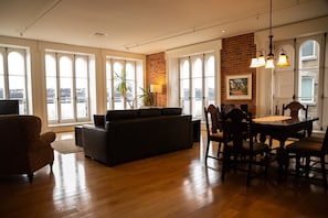 公寓, 2 间卧室 (Le Frontenac) | 起居区 | 平板电视、DVD 播放器