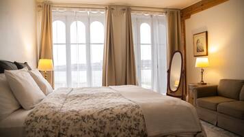 3 bedrooms, premium bedding, down comforters, pillowtop beds