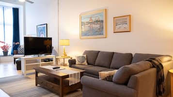 Bluenose - Deluxe Apartment, 3 Bedrooms, Park View, Ground Floor | Zona de estar | Una televisión de pantalla plana, un reproductor de DVD