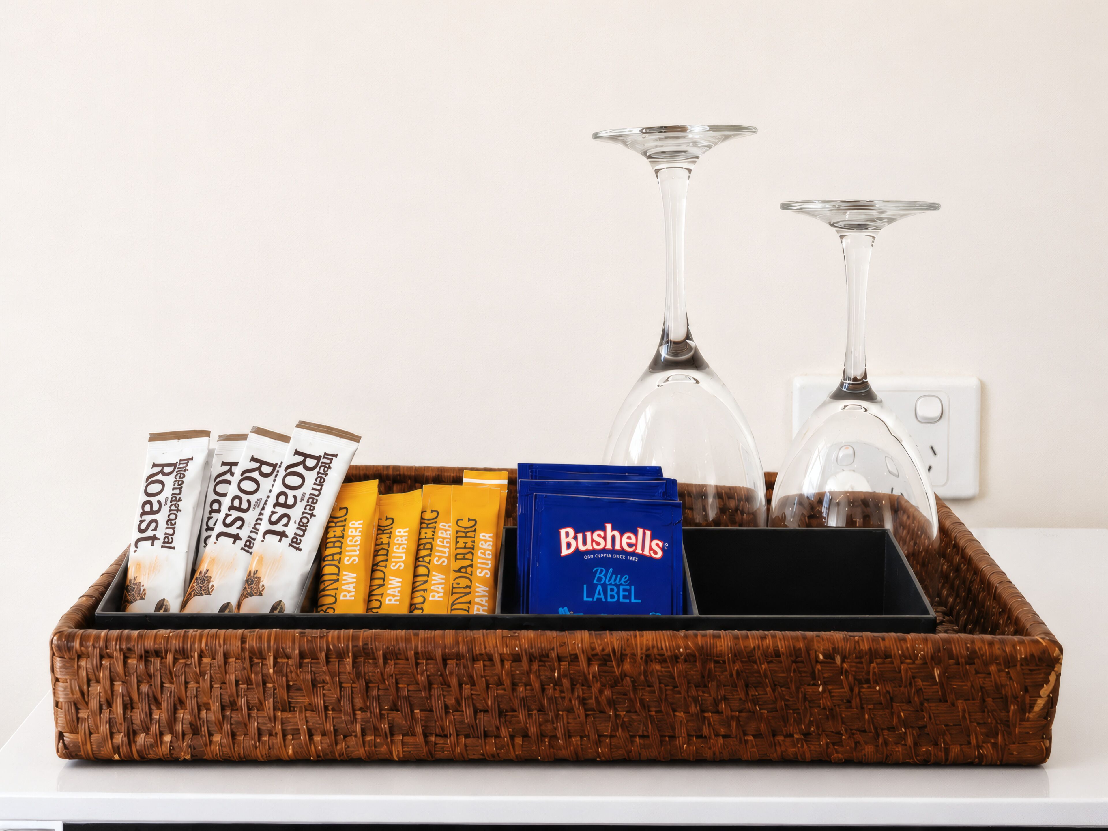 Cafetière-théière, four à micro-ondes, surface de cuisson
