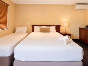 Desk, laptop workspace, soundproofing, iron/ironing board - Gladstone Capricorn Apartments (Gladstone)