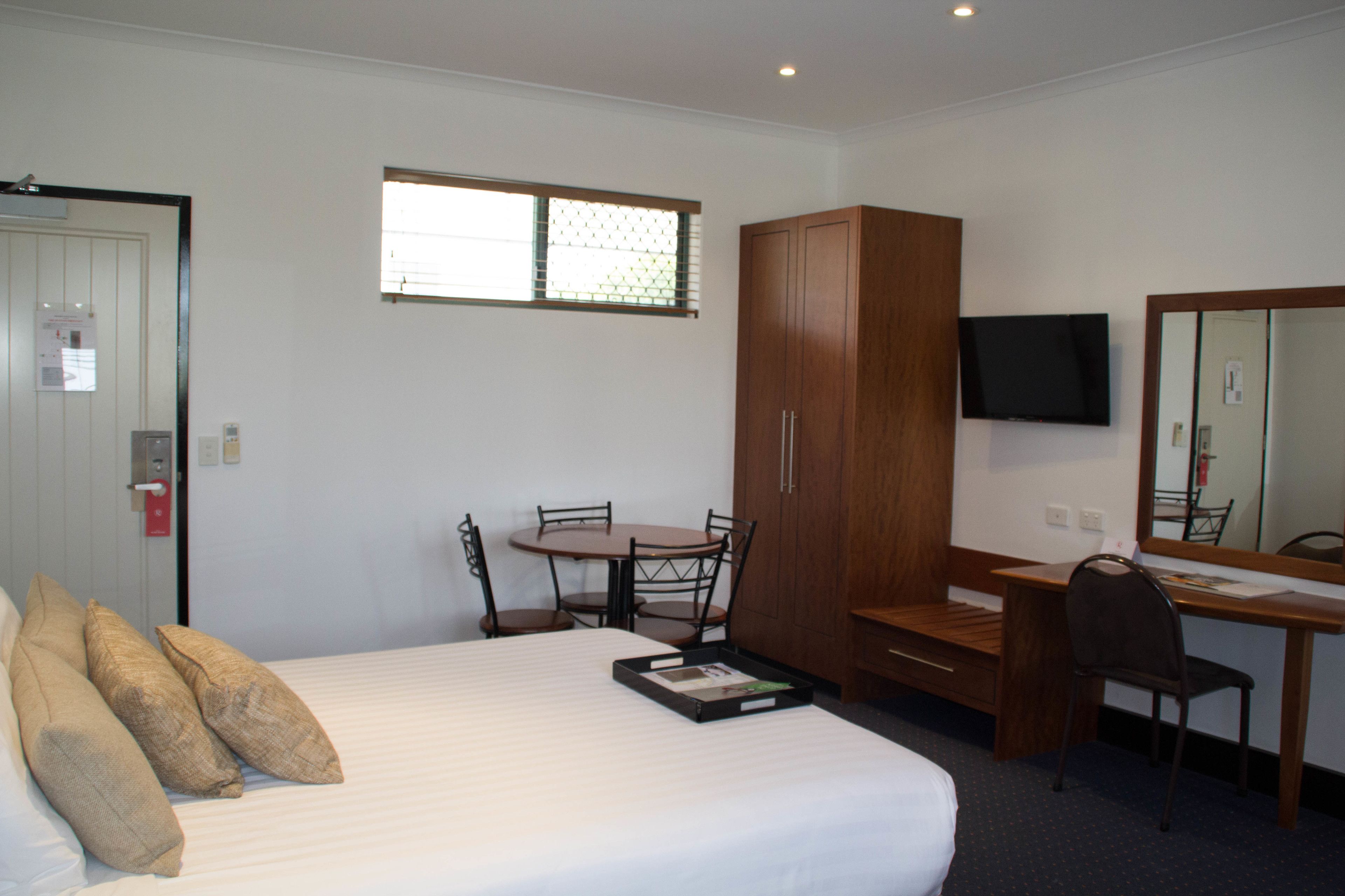 studio queen | in-room dining