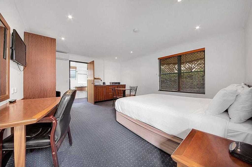 办公桌、笔记本电脑工作区、隔音、熨斗/熨衣板