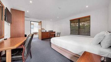 Escritorio y espacio para trabajar con laptop