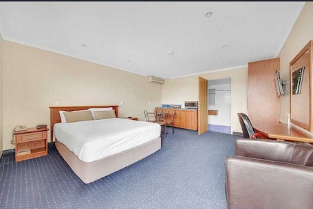 Escritorio y espacio para trabajar con laptop