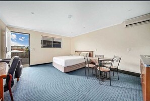 Schreibtisch, laptopgeeigneter Arbeitsplatz, schallisolierte Zimmer