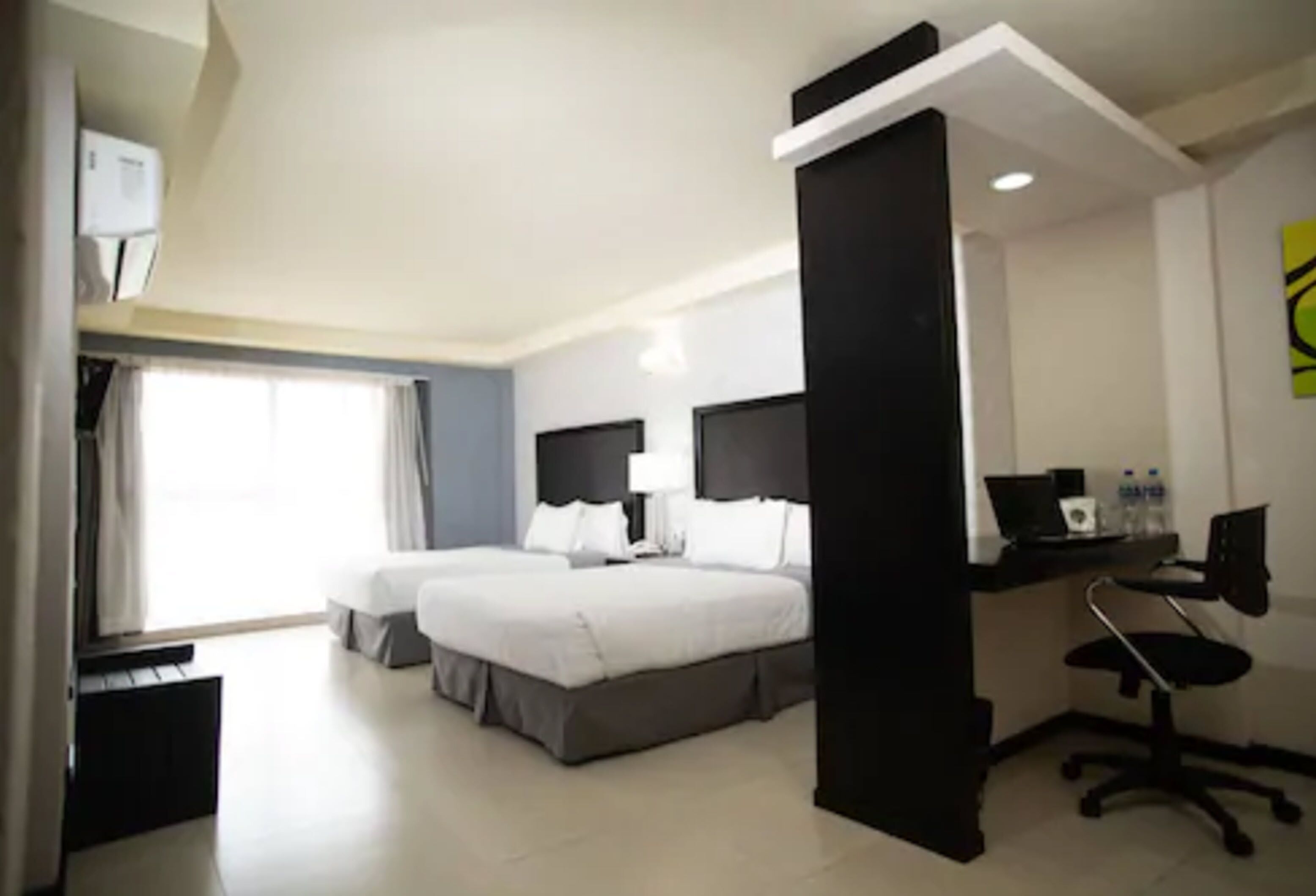 Habitación doble | Baño | Regadera, amenidades de baño gratuitas, secadora de cabello, toallas 