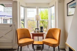Habitación clásica, 1 cama Queen size, chimenea, vista al patio | Decoración personalizada y muebles diferentes