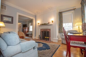 King Bed Suite #3, Third Floor, Generous walk in Shower | 特色装修、特色家居、办公桌、熨斗/熨衣板