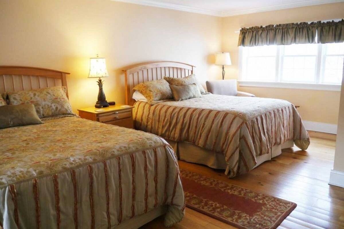 Kamar, 2 Tempat Tidur Queen (Stair Access Only) | Meja kerja, setrika/meja setrika, dan Wi-Fi gratis