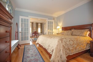 King Bed Suite #3, Third Floor, Generous walk in Shower | Decoración individual, mobiliario individual, escritorio