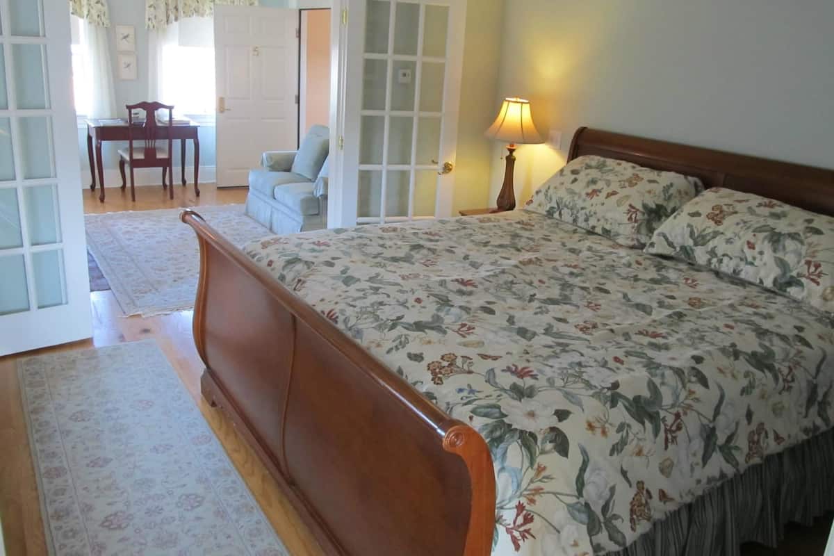 King Suite #5 with Sleeper Sofa, Generous walk in Shower | Meja kerja, setrika/meja setrika, dan Wi-Fi gratis
