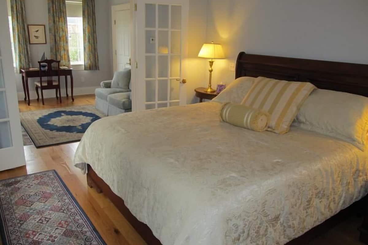 King Bed Suite #3, Third Floor, Generous walk in Shower | Meja kerja, setrika/meja setrika, dan Wi-Fi gratis