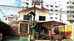A two-story building with a covered entrance and a sign reading "Hostal Francisco 20-1". - Hotel Francisco I (Salinas)