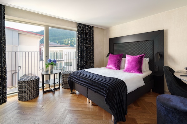 Quarto luxo, 1 cama Queen, sacada | Cofres nos quartos, individualmente decorados