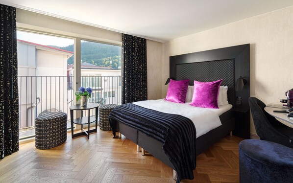 Deluxe-rum - 1 queensize-säng - balkong | Värdeförvaringsskåp på rummet, individuell inredning och unika möbler