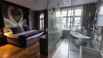 Suite Junior, balcone | Una cassaforte in camera, con stile personalizzato