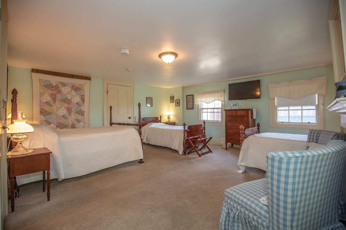 Sargent Room (3rd Floor) | Individually decorated, individually furnished, iron/ironing board
