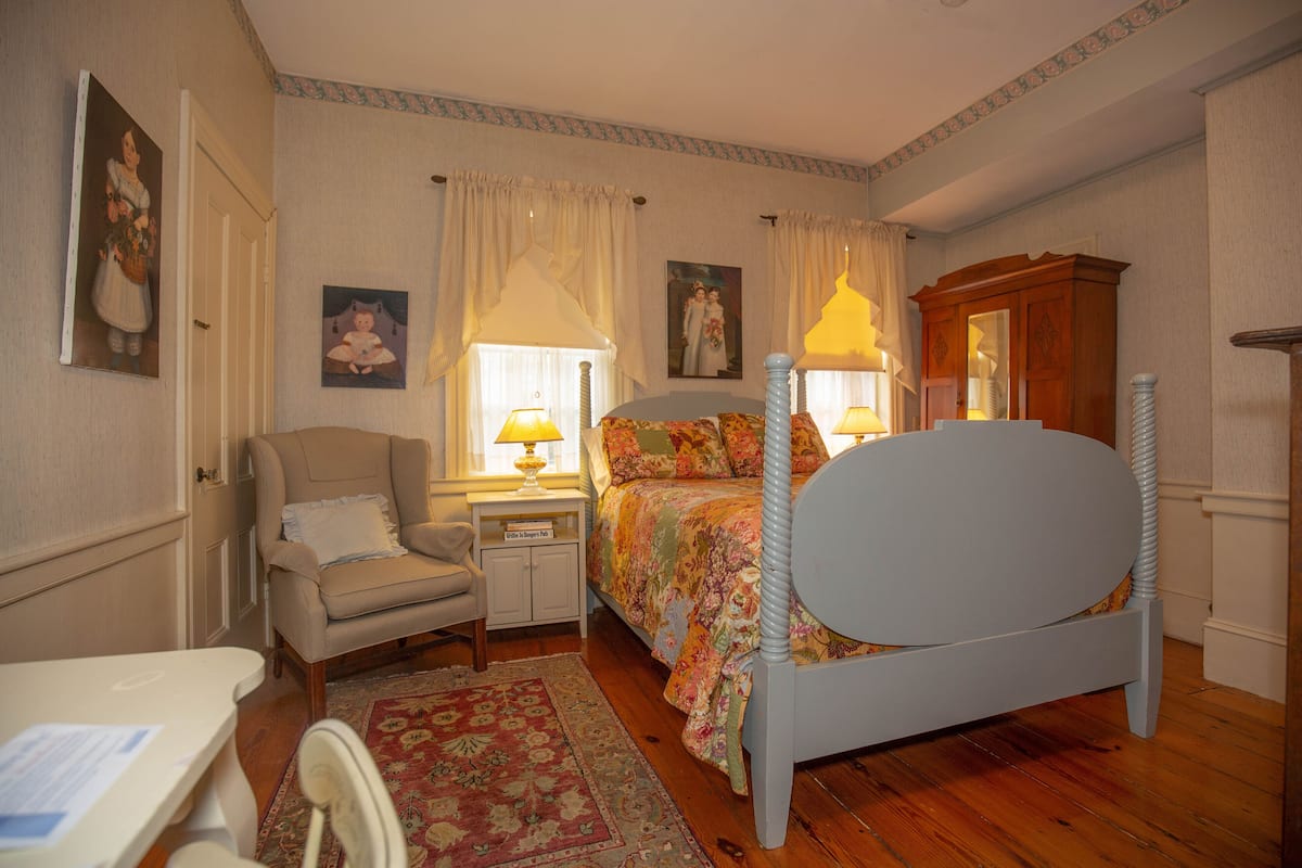 Pike Room (1st floor) | Individually decorated, individually furnished, iron/ironing board