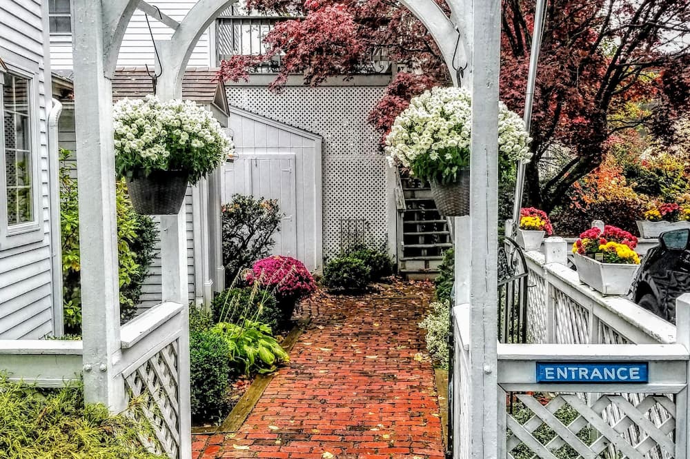 Clark Currier Inn