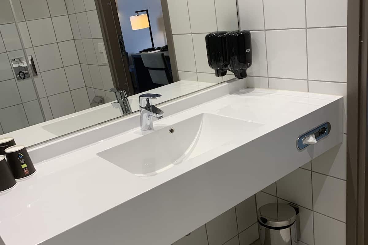 standard room, 1 double bed | bathroom sink