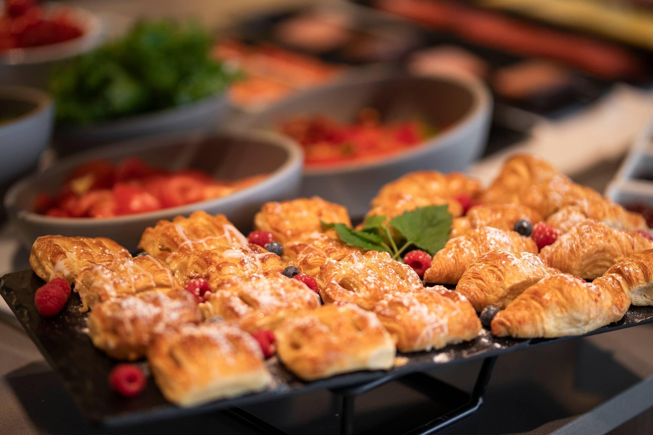 Een buffet met gebak en bessen.