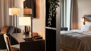 A hotel room with a desk, chair, lamp, and bed. - Home Hotel Helma (Mo-I-Rana)